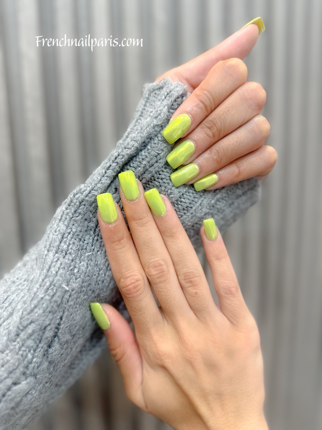 Offrez à vos ongles un renouveau éclatant avec notre soin complet : remplissage en résine suivi d'un vernis semi-permanent pour une manucure parfaite.