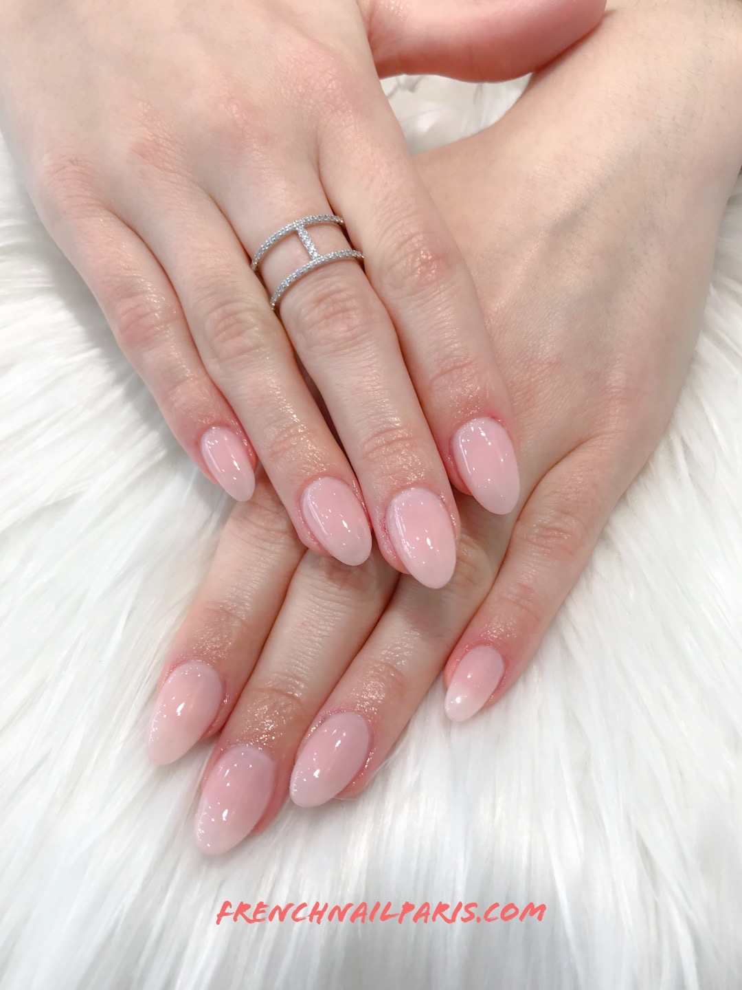 Vous souhaitez des ongles glamour, pourquoi ne pas essayer la pose en résine assortie d'un vernis semi permanent pour un effet naturel ?
