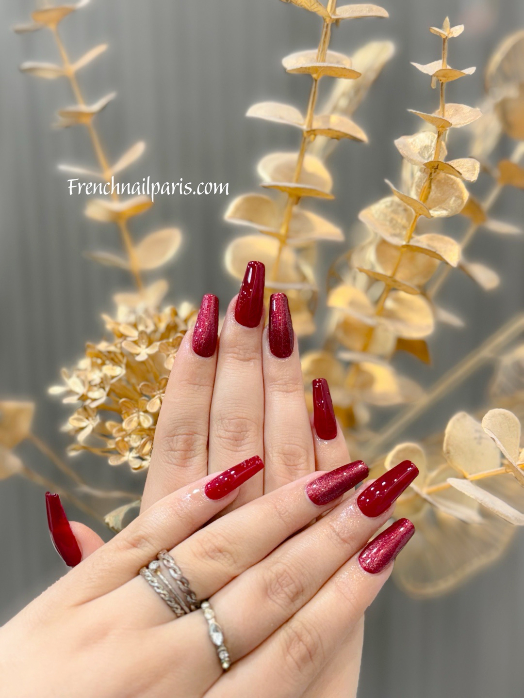 Pour des ongles d'une élégance inégalée, choisissez notre soin qui combine la robustesse du gel X américain à l'éclat du vernis semi-permanent.